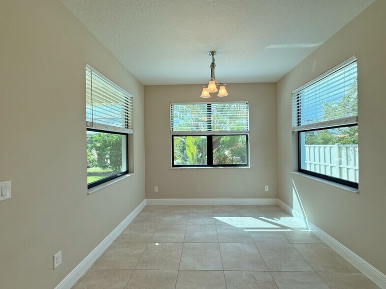 Building Photo - 2941 Casterton Dr