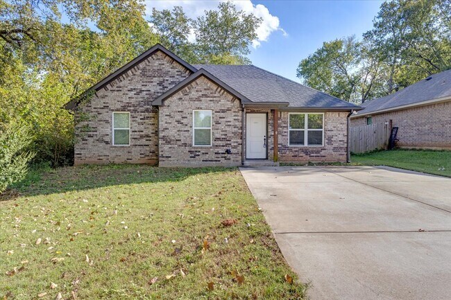 Building Photo - 230 E Johnson St