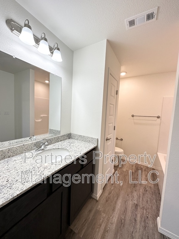 Building Photo - 1079 S Benchmark Ln