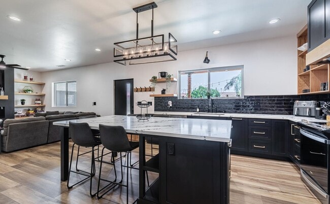 Building Photo - Karin's Kottage-New 2 Bedroom/2 Bath Furnished or Unfurnished Oasis for Lease