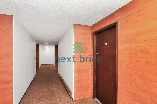 Building Photo - 2 Bed and 1 Bath Bellevue Condo is Availab...