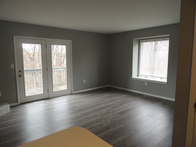 Building Photo - 404 Pinebrooke Cir