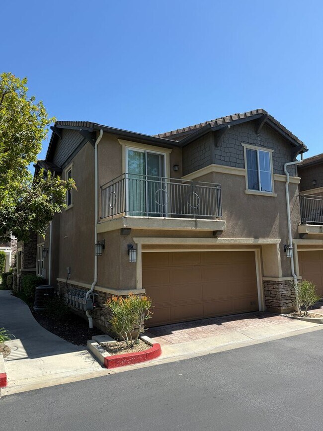 Building Photo - Beautiful 4 Bedroom, 2 1/2 Bathroom Townho...