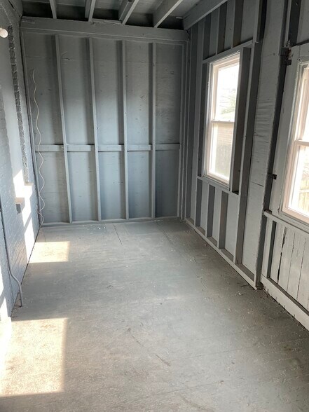 Building Photo - 2428 N Avers Ave