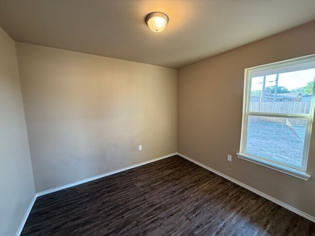 Building Photo - AMRR: East Lubbock Home ready for Immediate move in!