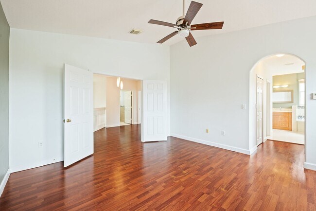 Building Photo - Spacious Waterfront 3-bedroom 3-bath Singl...