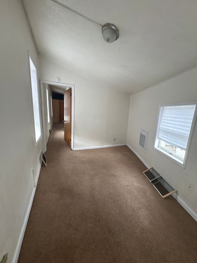 Building Photo - Spacious 2+ Bedroom Apartment-York City SD
