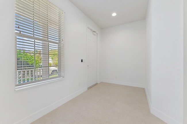 Building Photo - 1130 Sweet Hill Dr