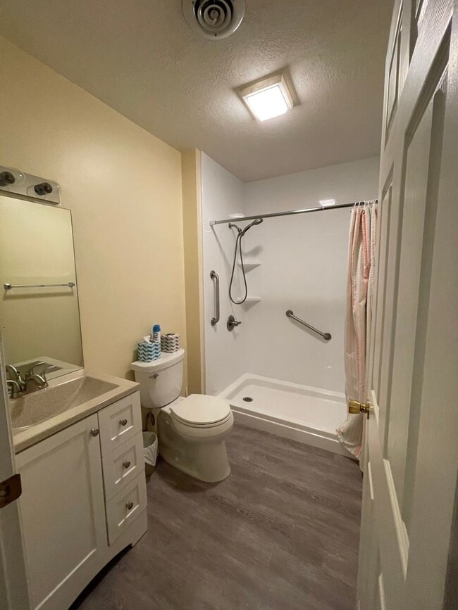 Building Photo - Maryville 37801 - 2 bedroom, 2 bath condo with a 1-car garage & sunroom - Call Tom Parry (865) 60...