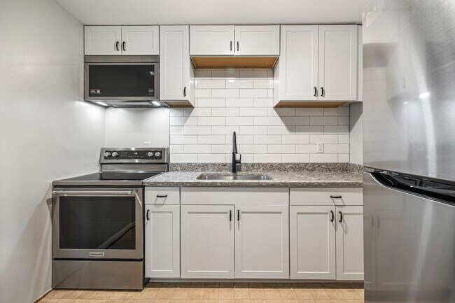 Building Photo - Newly Renovated 2 Bedroom, 1 Bath Duplex within walking Distance to UVA!