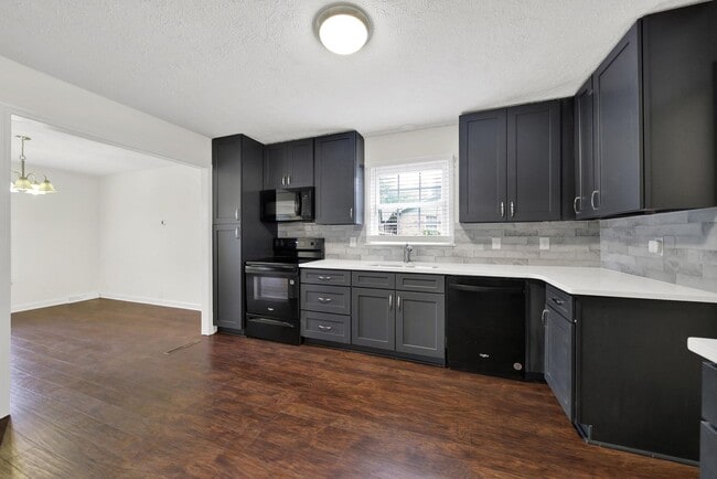 Building Photo - Beautifully Renovated Three Bed Two Bath R...