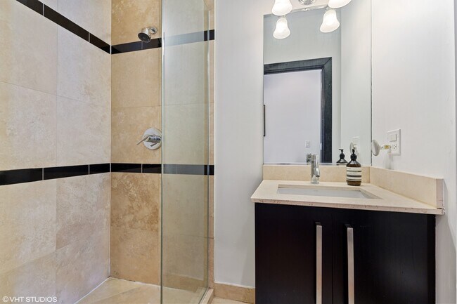 Building Photo - 1842 N Damen Ave