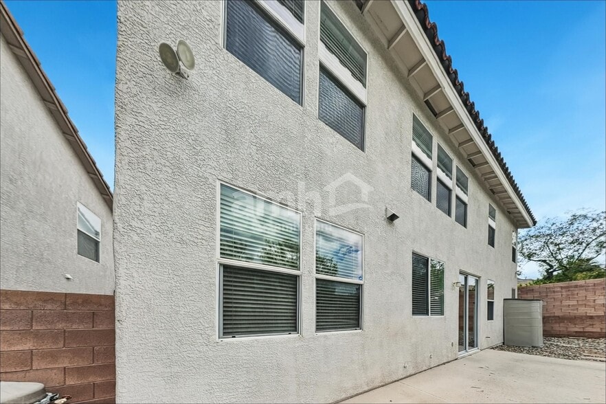 Building Photo - 10432 Wellington Manor Ave