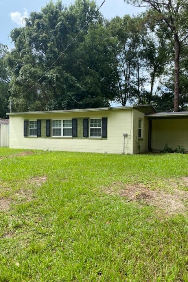 Building Photo - 926 Apache St