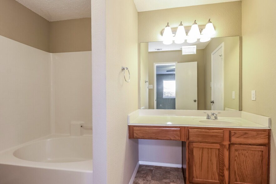 Building Photo - 10600 Copperwood Ln