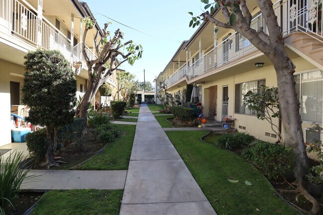 Interior Photo - 11811-11817 Beverly Blvd