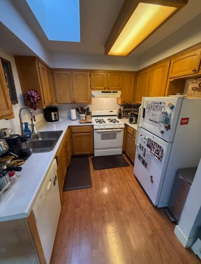 Building Photo - Cute and Spacious One Bedroom Condo