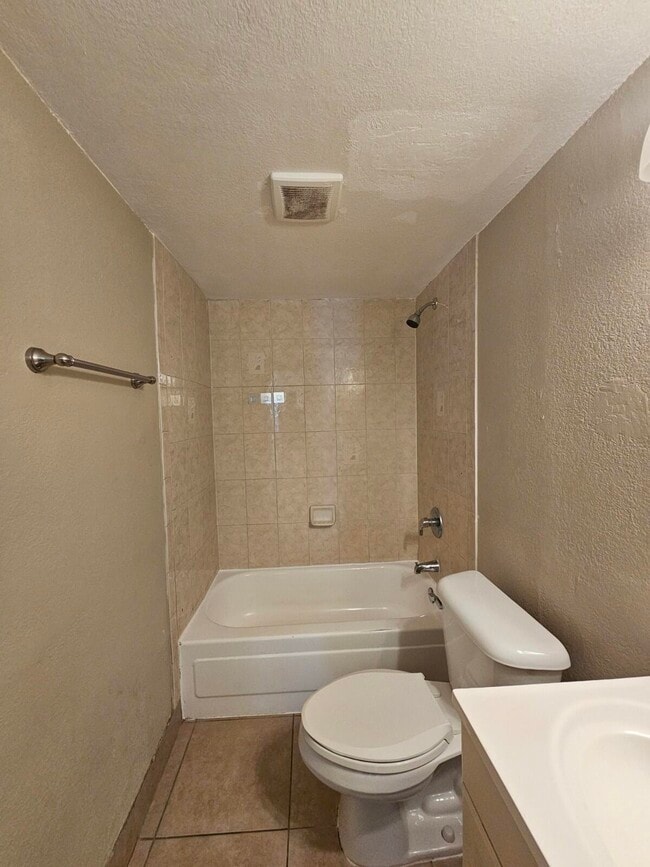 Building Photo - 4324 NW 9th Ave