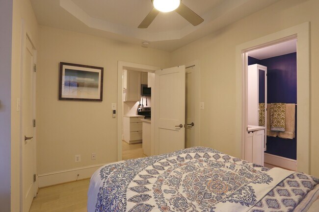 Building Photo - Parking Included! 1 Bedroom 1 Bathroom Cor...