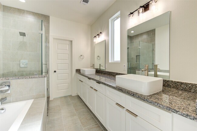 Building Photo - 2928 El Fenice Ln