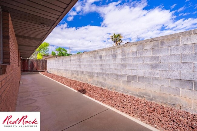 Building Photo - Remodeled 2 Bedroom Townhome. Pet Friendly!