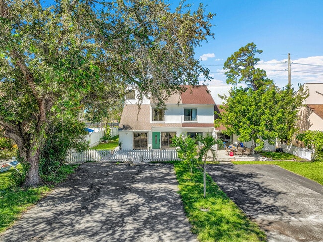 Building Photo - 9056 Green Meadows Way