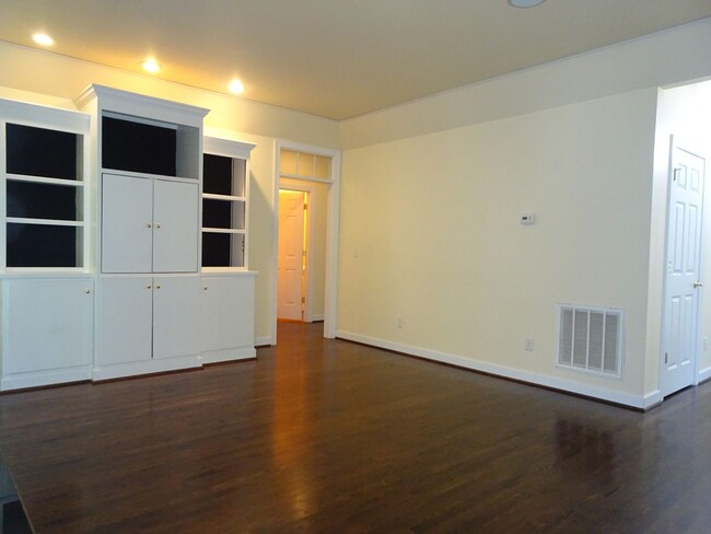 Building Photo - 4 Bedroom 3.5 bathroom Rental Home in Ford...