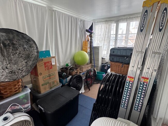 Building Photo - 775 University Ave