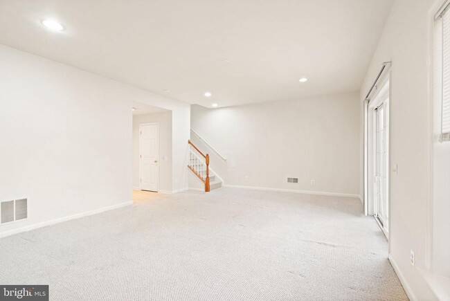 Building Photo - 7056 Courtyard Way