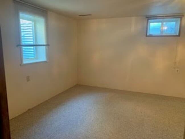 Building Photo - Spacious Heights 3 Bed!