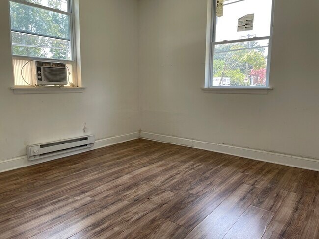 Building Photo - 3700 Killam Ave