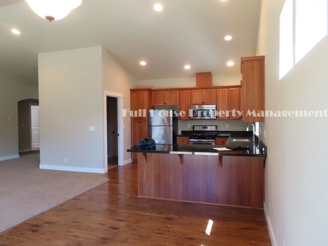 Building Photo - Custom 3 Bed, 2 Bath Home in Junction City...