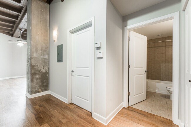 Building Photo - 4131 W Belmont Ave