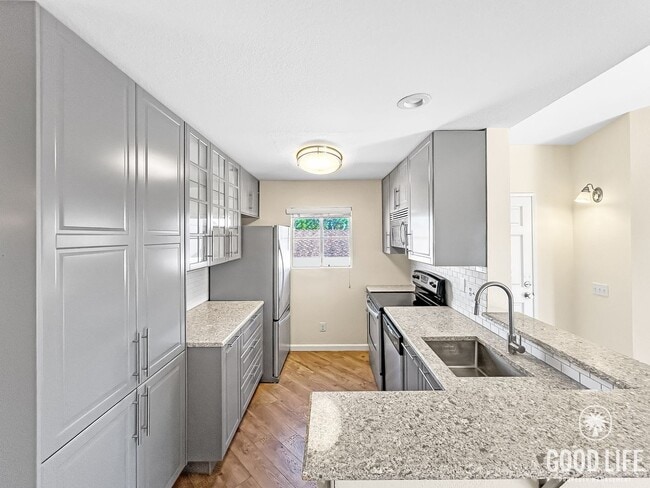 Building Photo - Stunning 2BD/2BA W/ Updated Kitchen and Re...