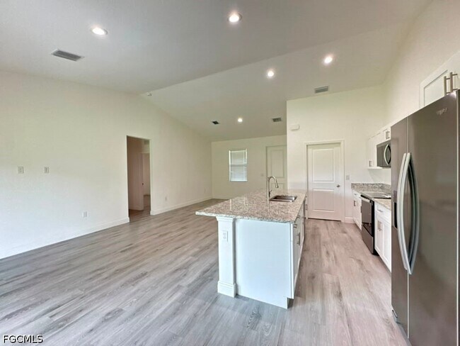 Building Photo - 537 Greenbriar Blvd
