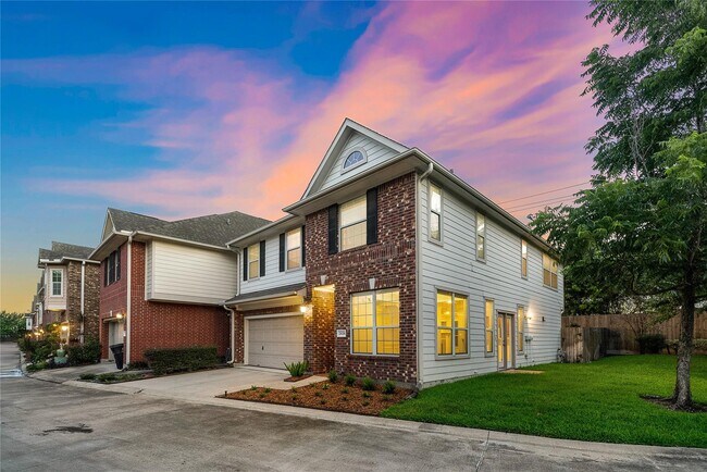 Building Photo - 2626 Couch St