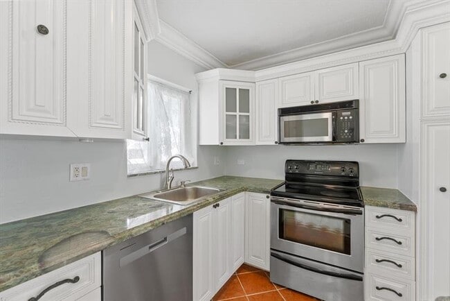 Building Photo - 1041 Hillsboro Mile