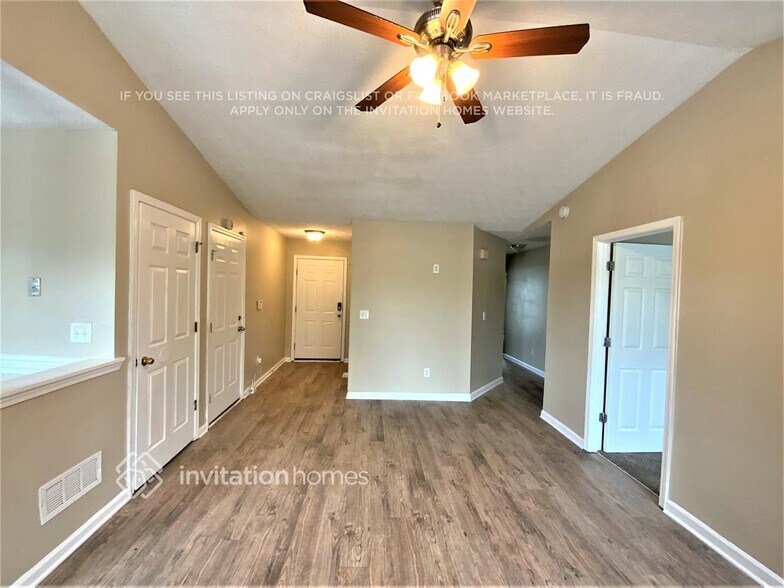 Building Photo - 222 Autumn Lake Way