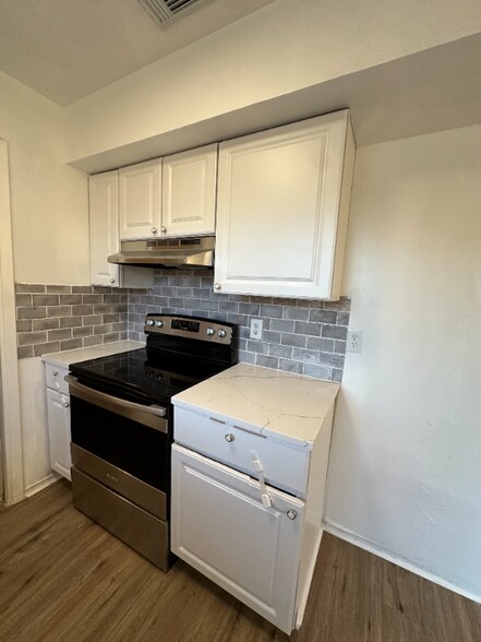 Building Photo - 7206 Glen Haven Dr