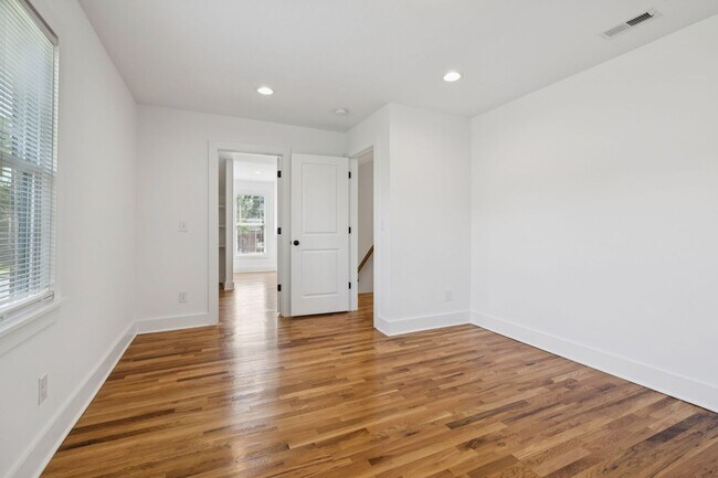 Building Photo - Beautifully Remodeled Home Just Minutes From Downtown Nashville