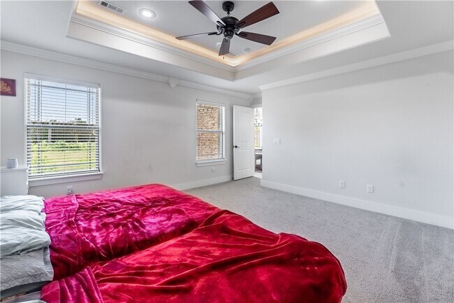 Building Photo - 1100 Huntleigh Dr