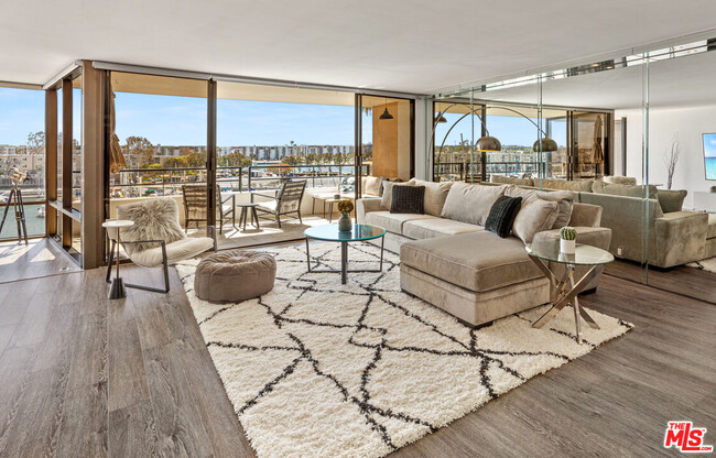 Building Photo - 4267 Marina City Dr