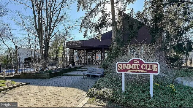 Building Photo - 306 Summit House