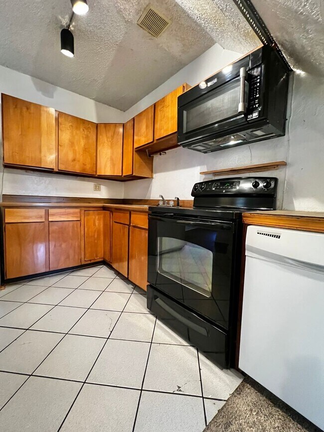 Building Photo - The Remington (BR-LN)