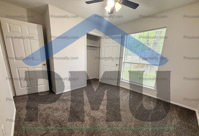 Building Photo - AVAILABLE NOW!!! Roomy 3BR 2BA home with l...