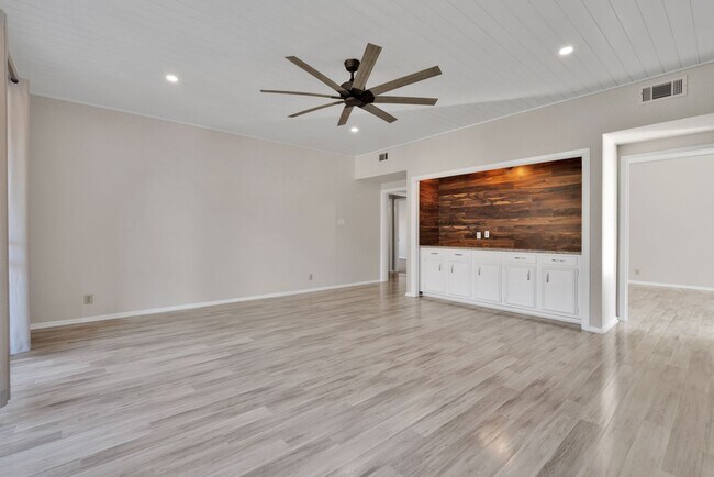 Building Photo - Charming 2 Bedroom Condominum