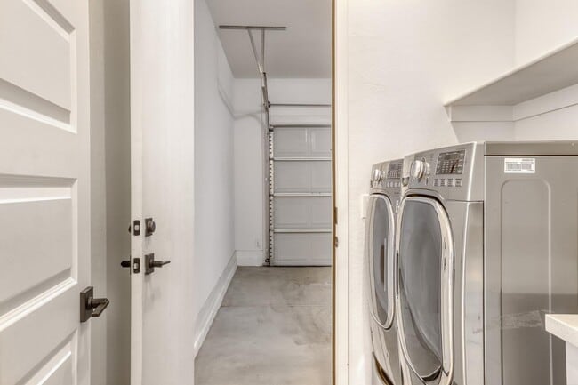 Building Photo - 8723 W Vista Ave