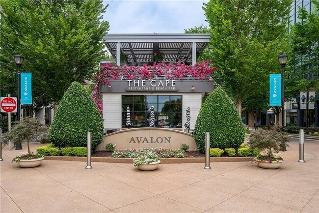 Building Photo - 5600 Surrey Ct