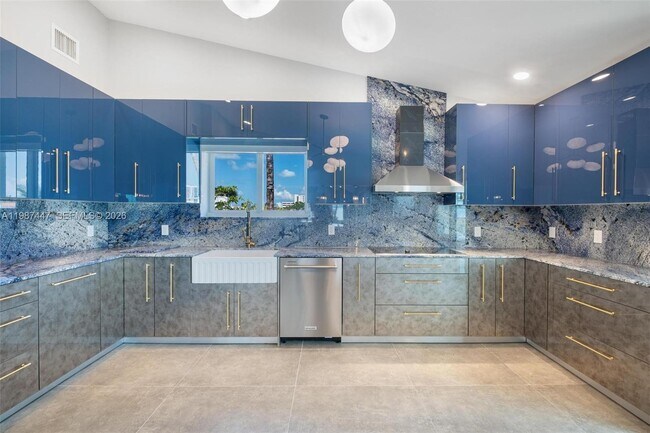 Building Photo - 1365 Bay Terrace