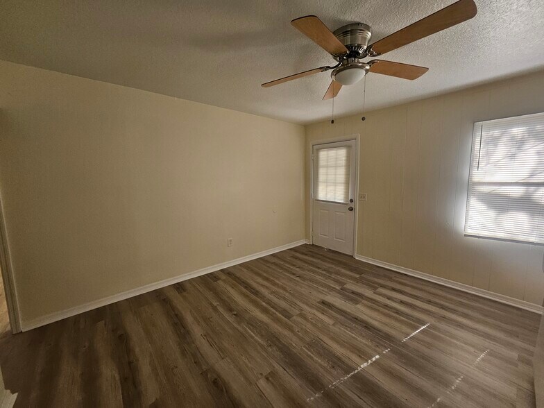 Building Photo - 7009 Old Middleburg Rd S